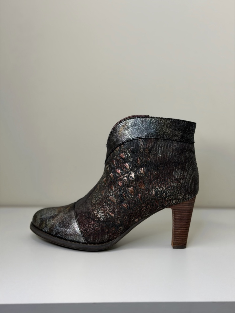 L`ARTISTE SMOKINHOT HEELED BOOTIES Artsy metallic festival boho EU 40/ US 9